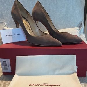 Salvatore Ferragamo Fiore Suede size 6